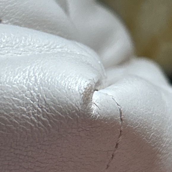 CHANEL WHITE 2 WAY BAG. FULL INCLUSION. - Picture 9 of 9